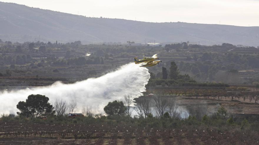 Movilizan varios medios aéreas para extinguir un incendio cercano a una pirotecnia en Bèlgida