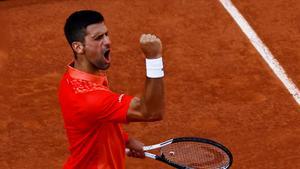 Djokovic celebra su acceso a semifinales de Roland Garros.