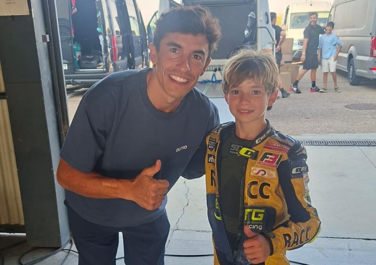 Marc Márquez posa junto a Marc Solés, en Motorland (Aragón).