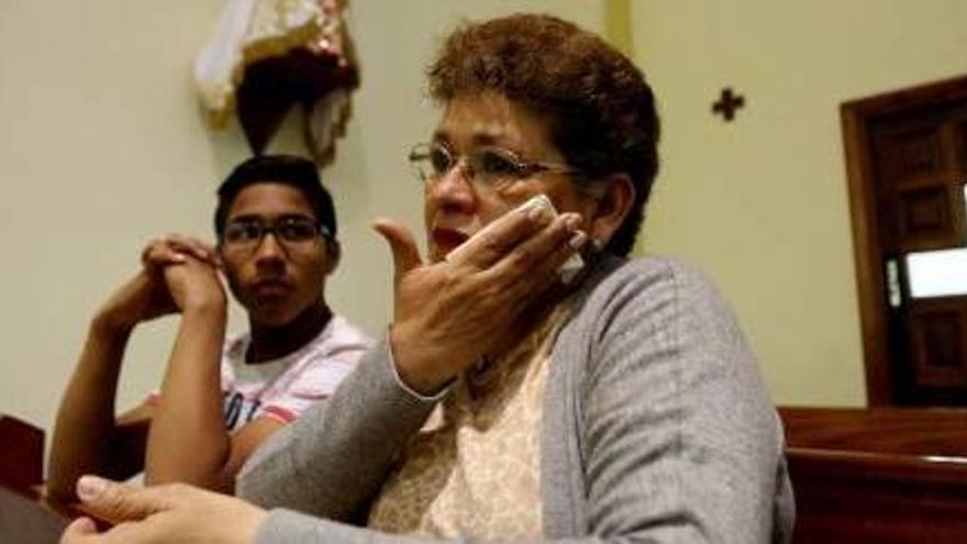 La ecuatoriana Olga llora y reza en la parroquia San Dionisio y San Pancracio de Torrefiel, ayer.