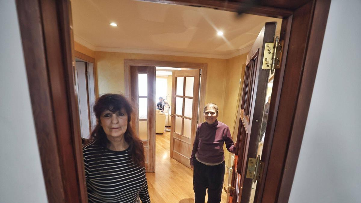 Cati y Rosa invitan a este diario a conocer su luminosa vivienda.