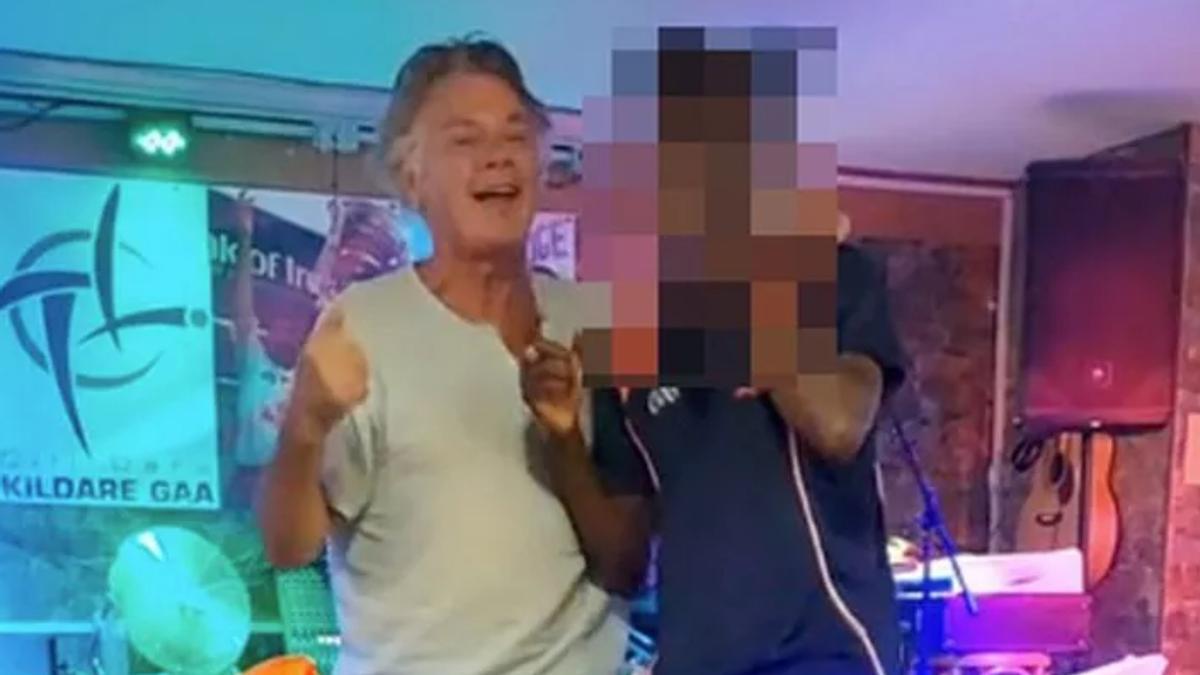 El Monje junto a un conocido cantando en un karaoke de Puerto del Carmen.