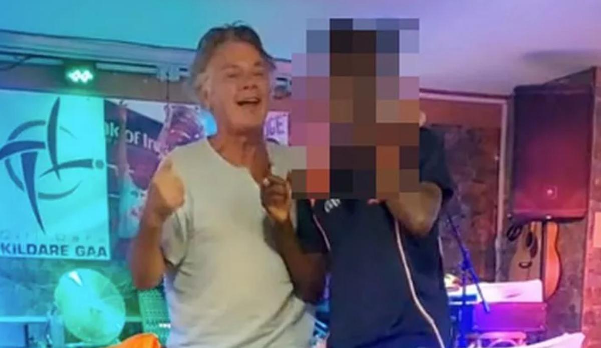 El Monje junto a un conocido cantando en un karaoke de Puerto del Carmen.