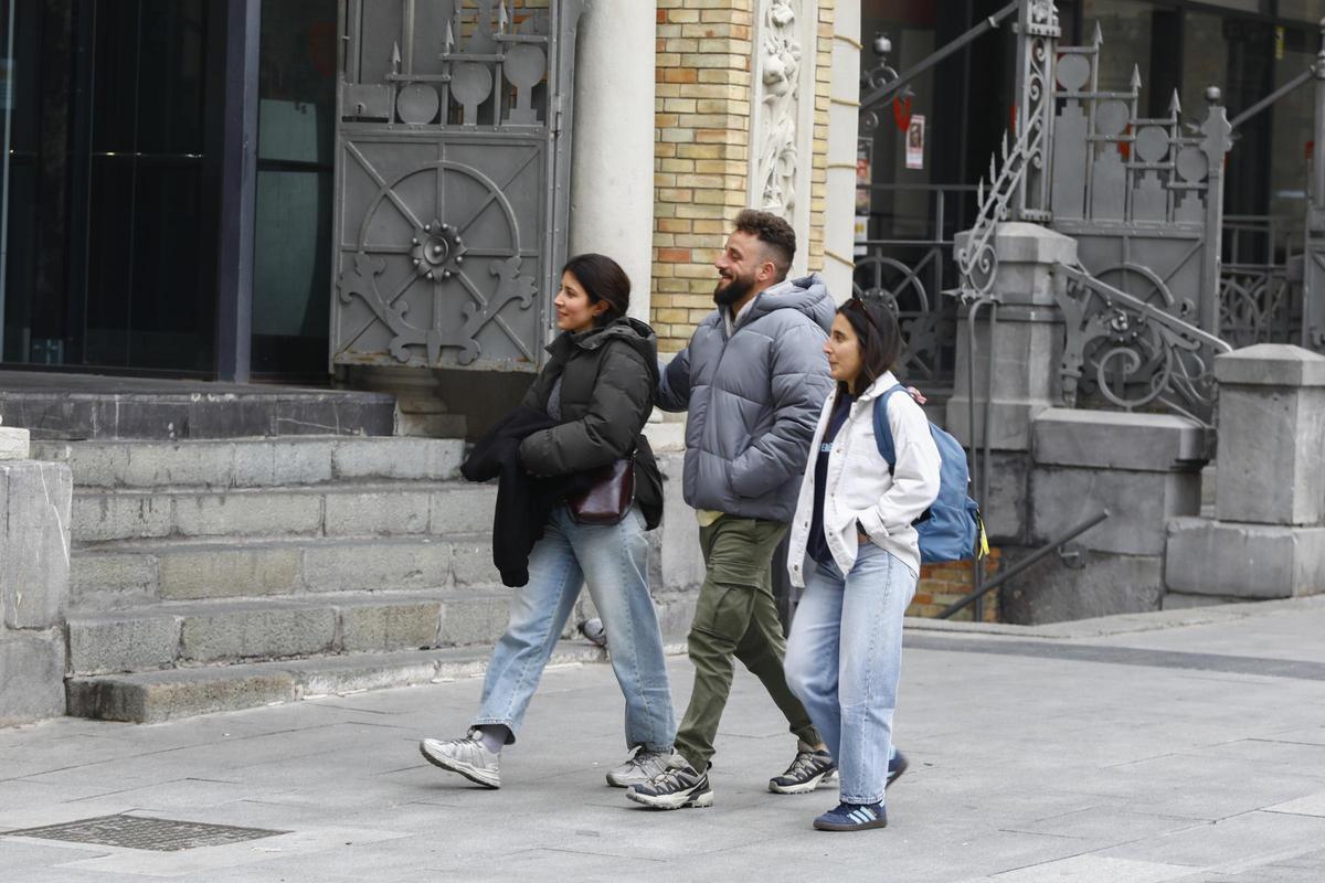 Varios jóvenes pasean por una calle de Zaragoza, hace unos días.