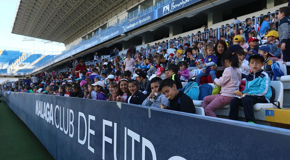 El equipo blanquiazul abre la grada de La Rosaleda a miles de niños de varios colegios de Málaga.