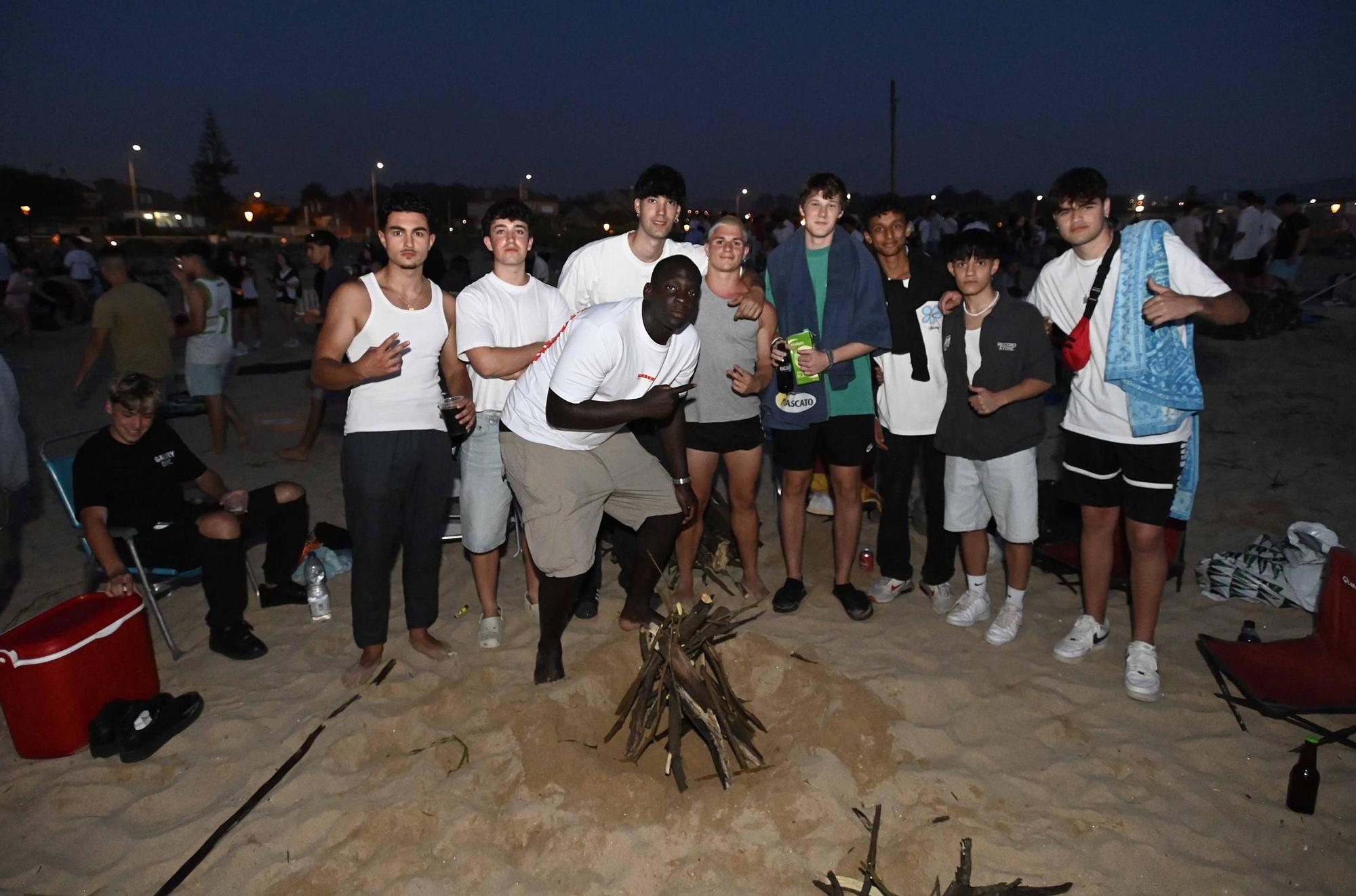 Ambientazo en las playas y plazas llenas para celebrar la noche meiga