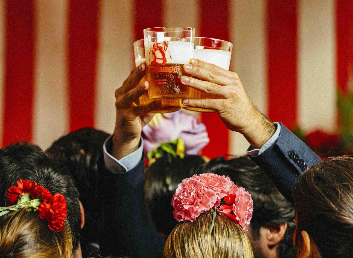 09/04/2026 Imagen de recurso de un hombre que sostiene varias cañas de cerveza en el interior de una caseta de la Feria. SOCIEDAD ANDALUCÍA ESPAÑA EUROPA SEVILLA CRUZCAMPO
