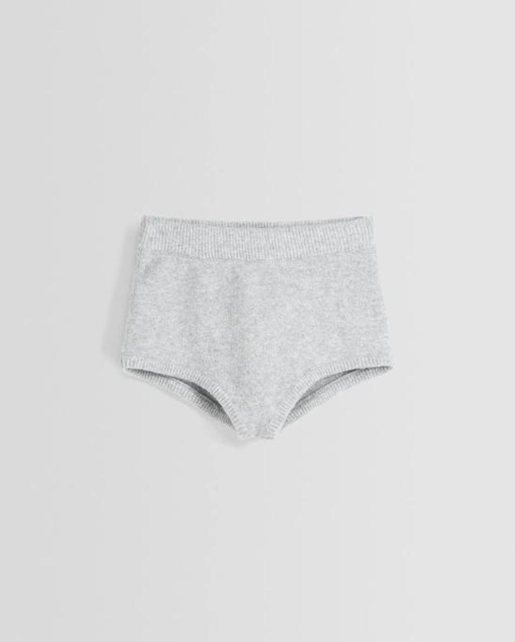 Short de punto de Bershka, 17,99 euros.