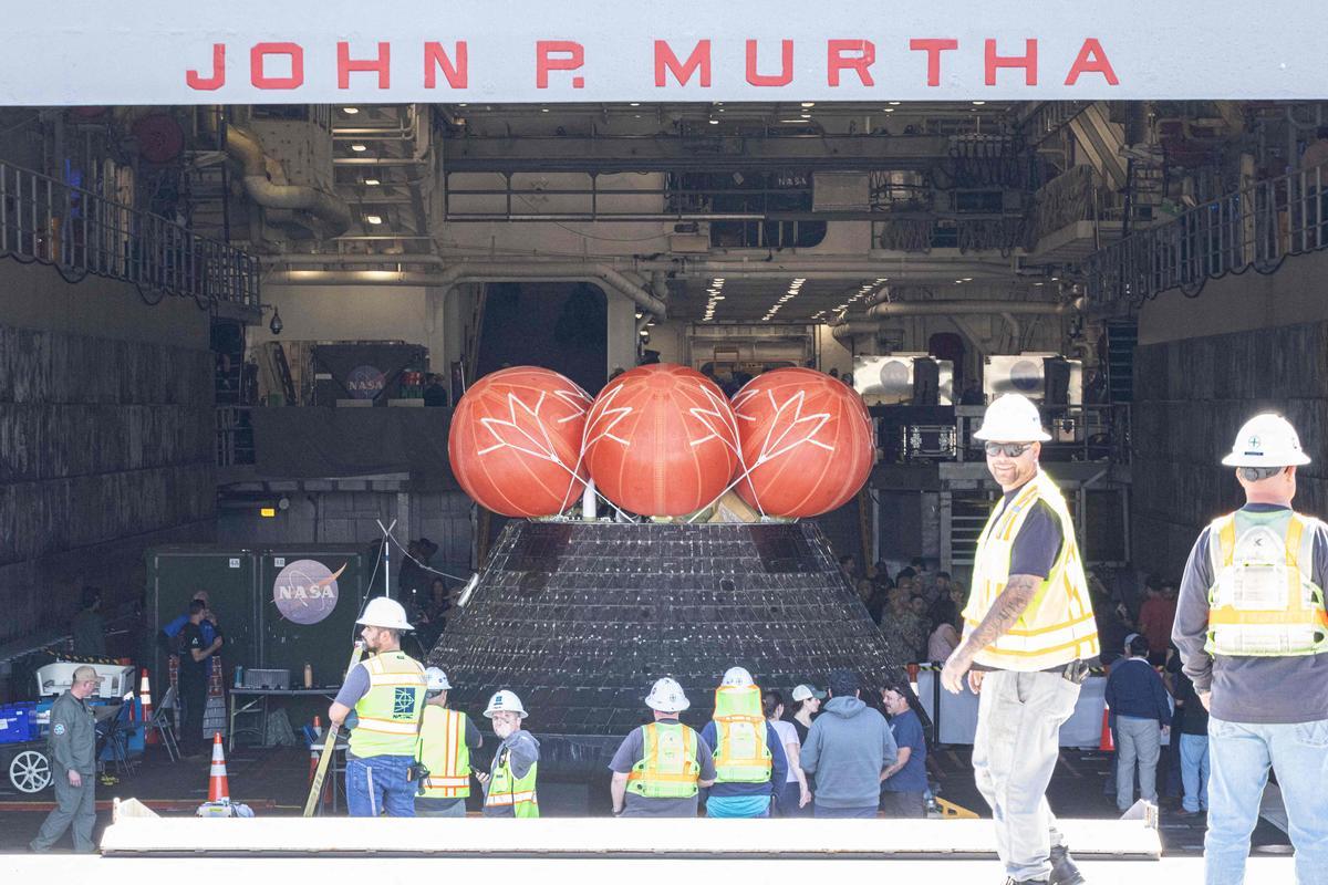 La cápsula espacial Orion se exhibe en la cubierta de pozo del USS John P. Murtha en San Diego, California, EE. UU. La cápsula espacial Orion se exhibe en la cubierta de pozo del USS John P. Murtha en San Diego, California, EE. UU.