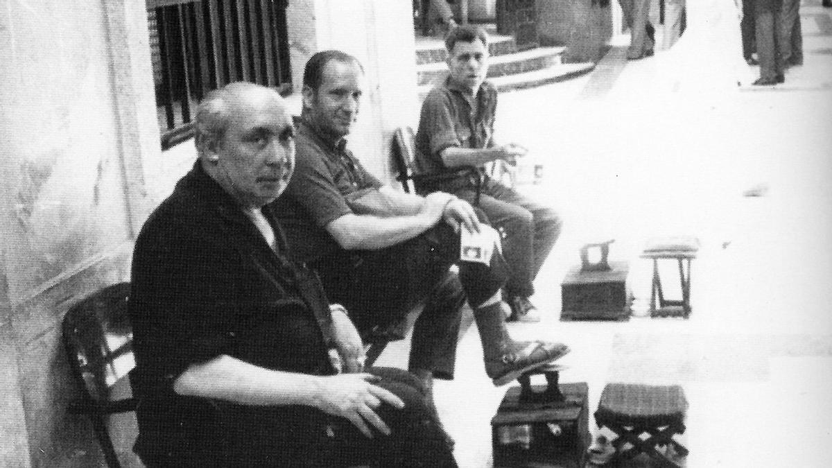 Limpiabotas en la calle Trapería, años setenta.