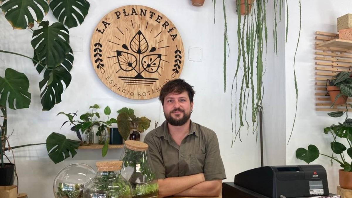 Alejandro Moreno, dueño de La Plantería, en el mostrador del local