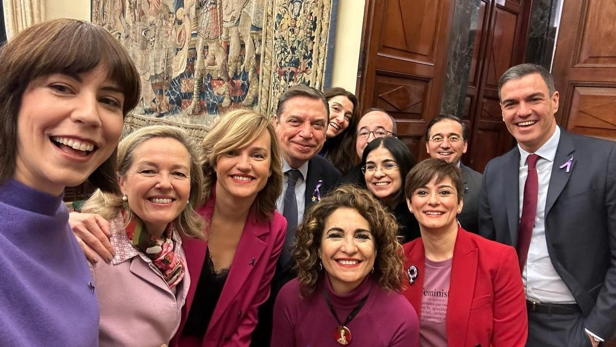 Selfie de ministros del PSOE junto al presidente del Gobierno, Pedro Sánchez, antes de la sesión de control en el Congreso.