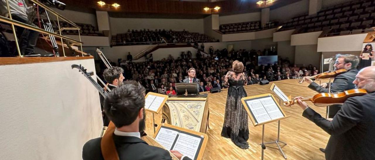 «Forma Antiqva» y la soprano María Bayo, durante su actuación ayer en el Auditorio Nacional en el día del recuerdo.