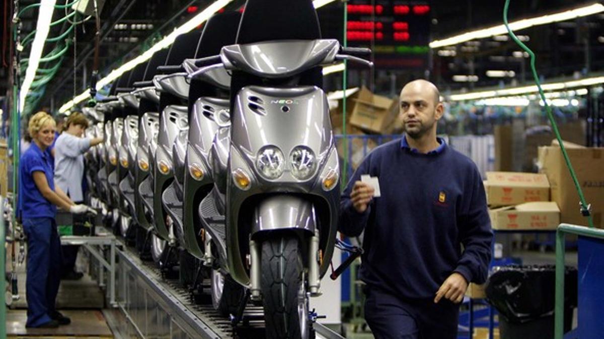 Línea de montaje de ciclomotores en la fábrica de Yamaha en Palau-solità i Plegamans.