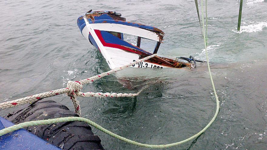 Labor de reflotamiento del &quot;Casildo&quot; cerca de Cabo Udra. // FdV