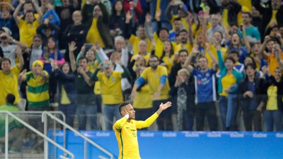 Neymar celebra con la 'torcida' su gol a Colombia en el partido de cuartos de final.