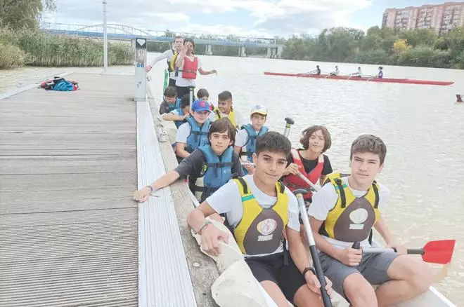 El IES La Azucarera de Zaragoza surca el Ebro a bordo de una barca de remos