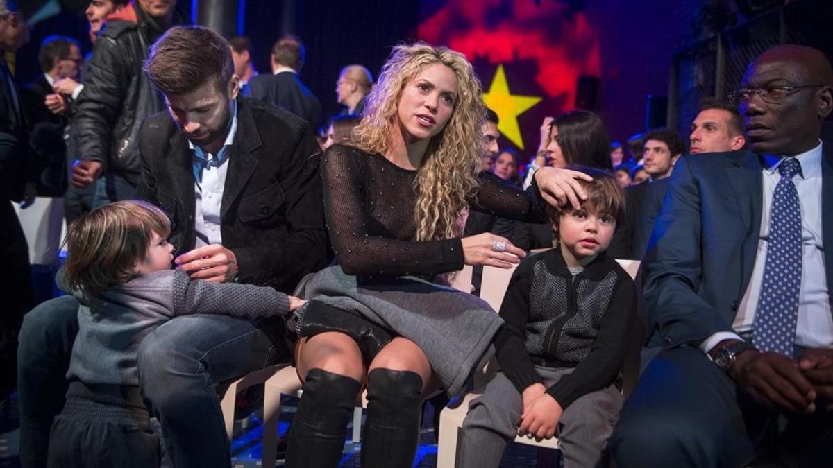 Gerard Piqué, acompañado de su mujer, Shakira, y sus dos hijos, antes del inicio de la gala, este lunes.