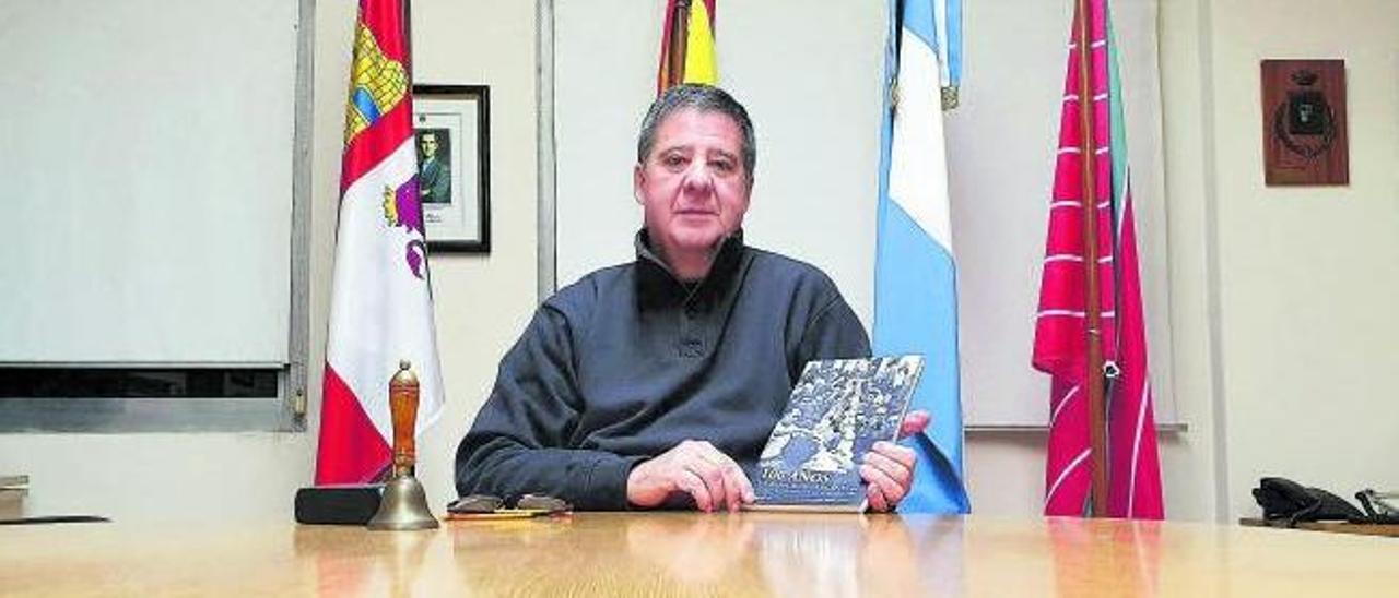 Alfredo Miranda, con el libro del centenario del centro. |