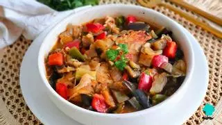 Pollo con sanfaina: el plato tradicional catalán que convierte unas verduras en un guiso muy sabroso