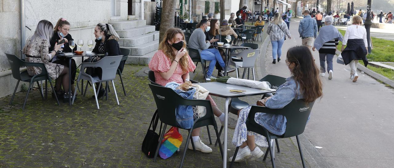 Terrazas en el paseo marítimo de Bouzas, donde se registraron notables aglomeraciones.