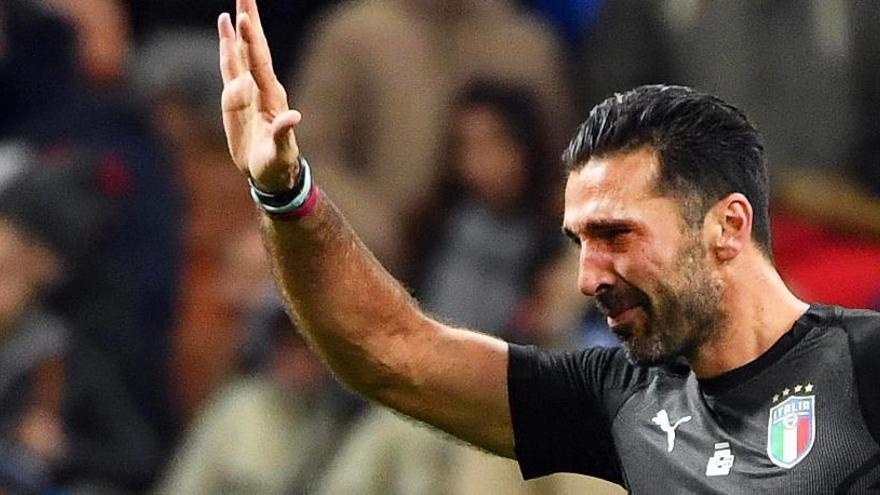 Buffon llora al término del partido ante Suecia.