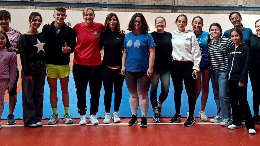 El pabellón municipal de Ricla acogió el 8 de noviembre el curso solidario de autodefensa cuerpo a cuerpo para la mujer. | SERVICIO ESPECIAL