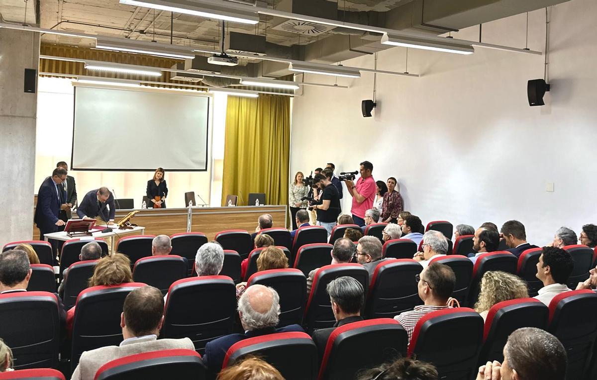 El acto tenía lugar en el Salón de Grados 'Decano Jesús Gómez Amor'.