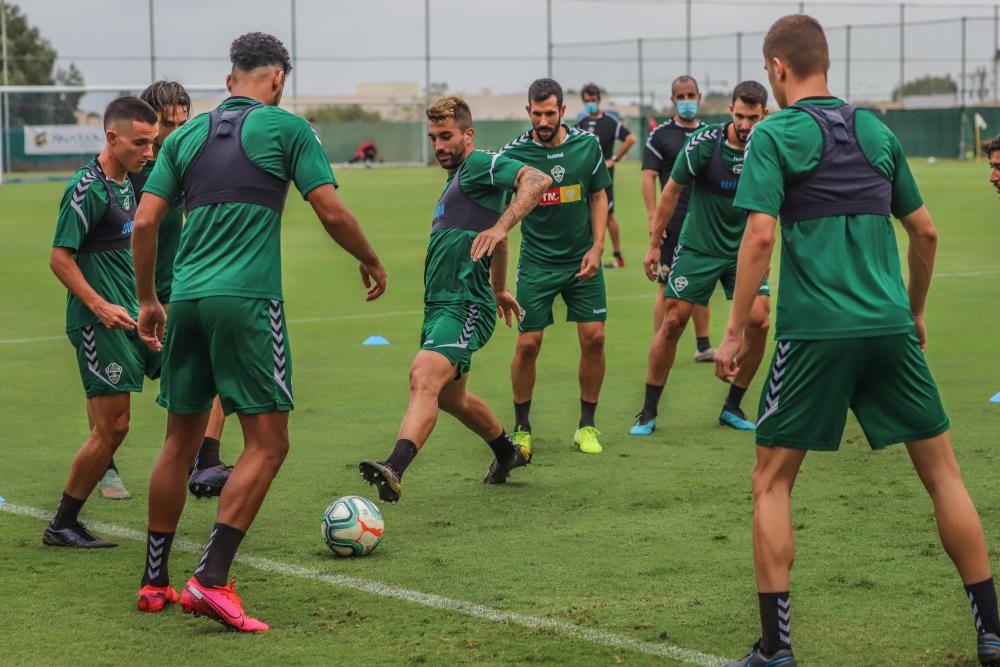 Se trata de su primer entrenamiento en este complejo deportivo para preparar el partido de mañana (22.00) en el Martínez Valero frente al Real Zaragoza.