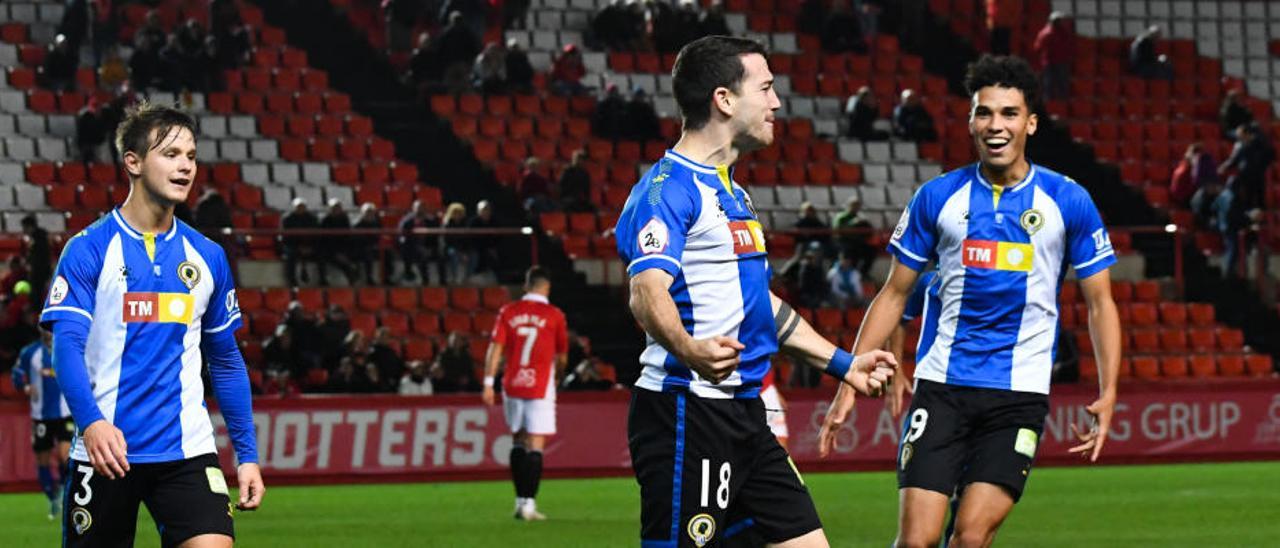 El lateral herculano Rulo celebra el 0-2 marcado en Tarragona junto a Nani y Teo Quintero.