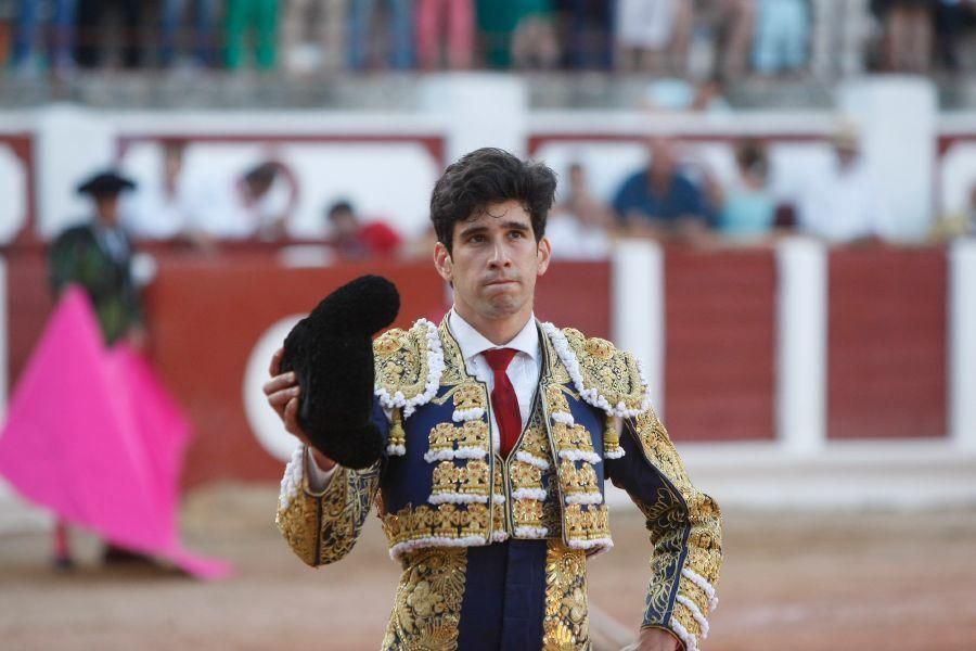 Toros en San Pedro: Cayetano, por la puerta grande