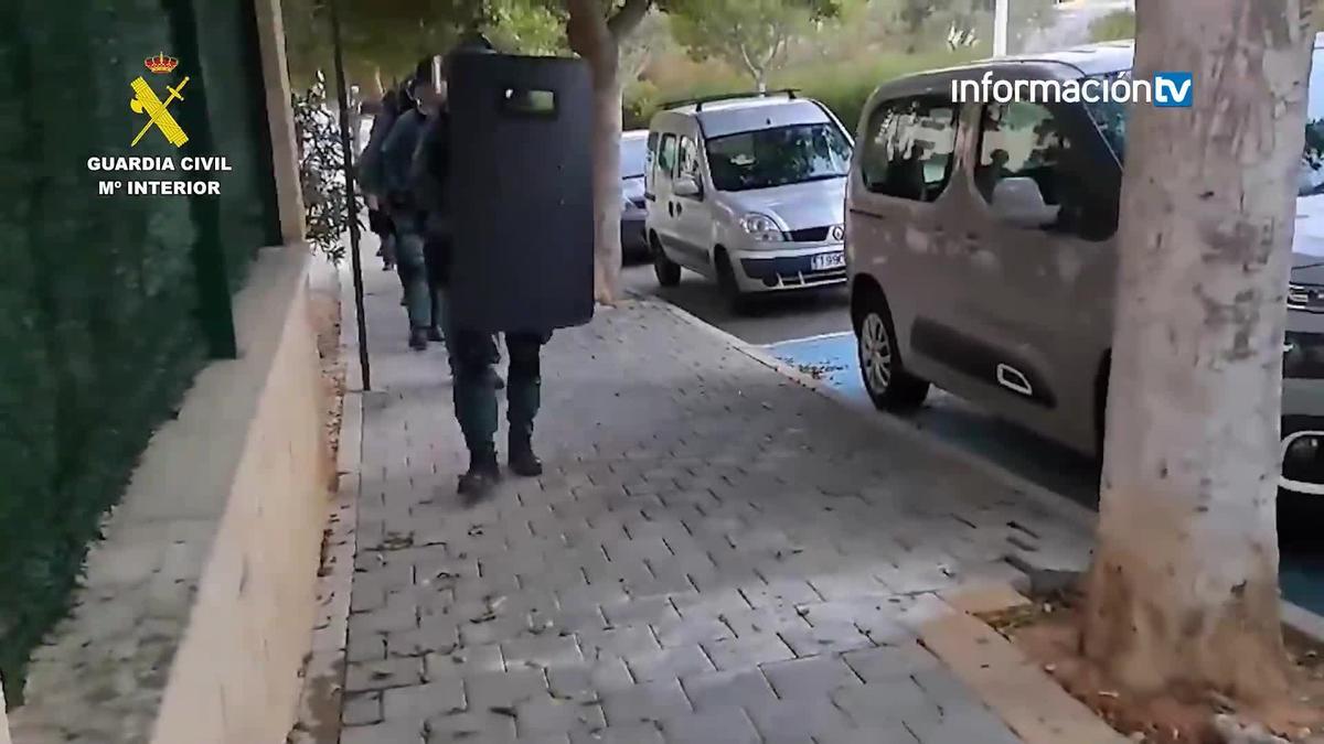 La Guardia Civil desmantela un taller clandestino de armas de guerra y explosivos en Alicante