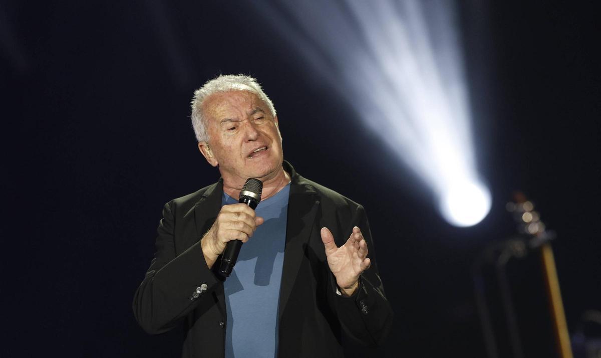 Victor Manuel, durante una actuación en Avilés.