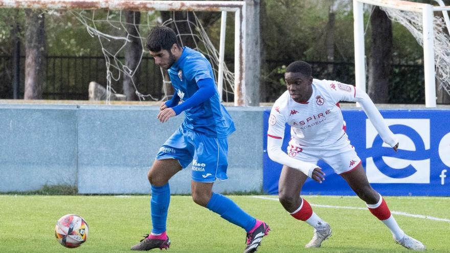 Un jugador del CD Villaralbo deja atrás un rival en un partido anterior del conjunto azulón. | J. L. F.