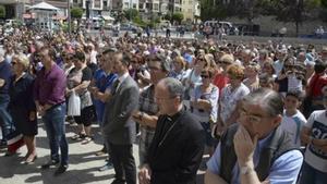 Concentración de repulsa, ayer, en Sabiñánigo, a la que asistió el obispo de Huesca, Julián Ruiz.