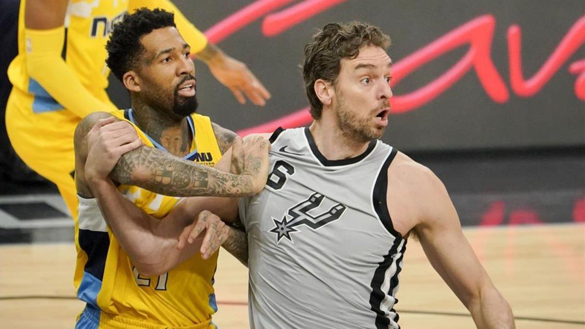 Wilson Chandler, uno de los que no jugará, junto a Pau Gasol