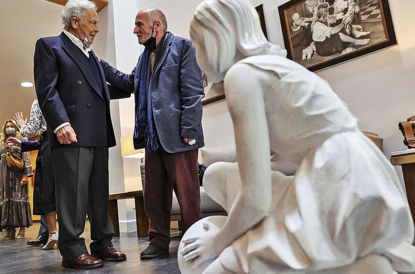 Félix Alonso y Antonio López, en la exposición del artista asturiano. | Irma Collín