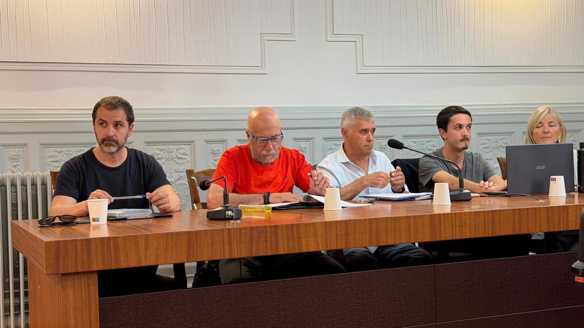 Paco Morillo, el tercer començant per l'esquerra, i Jorge Iglesias, al costat dret de Morillo, asseguts a les dues cadires corresponents al PSC.