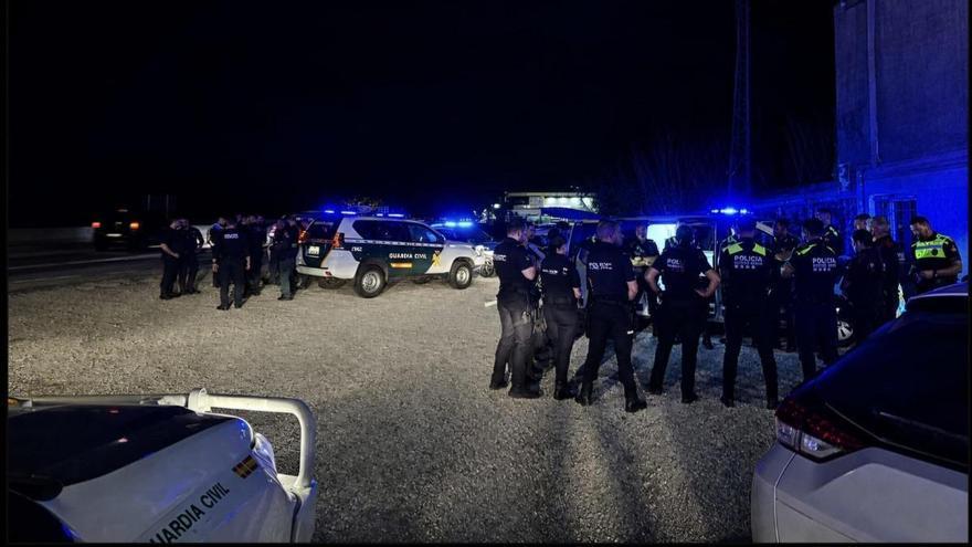 Dues persones detingudes, vuit denunciades i 93 identificades en un operatiu policial a Empuriabrava