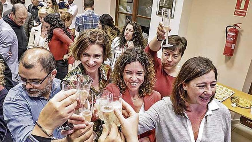 Armengol celebra la victoria con los suyos en la noche electoral.