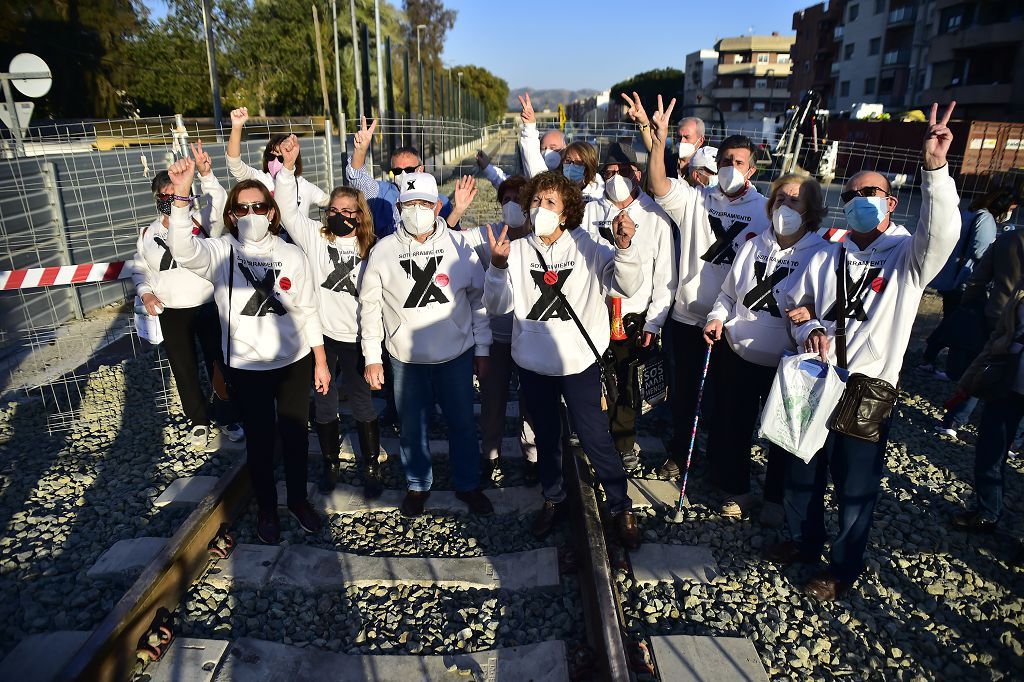 Los vecinos de las vías, celebran su primer viaje en el nuevo tren soterrado