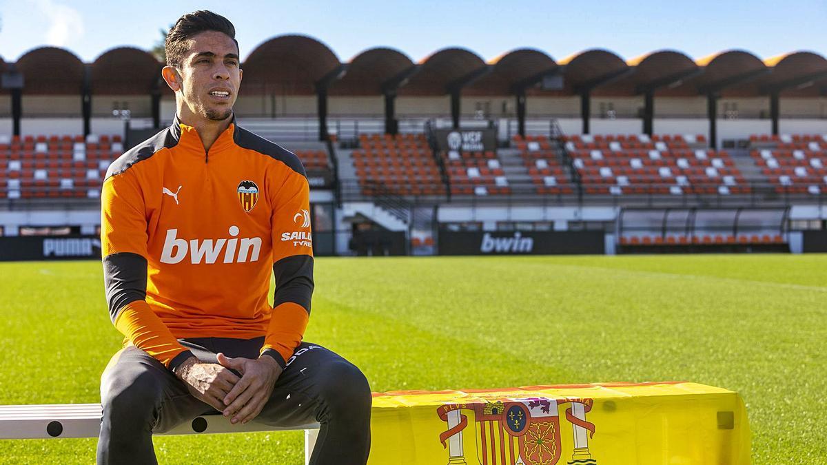 Gabriel Paulista, ayer en Paterna, junto a la bandera española. | IGNACIO HERNÁNDEZ/ VCF