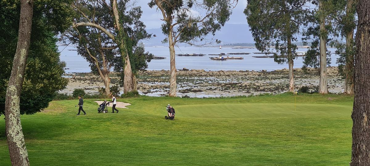 Una de las calles del campo de golf de A Toxa.