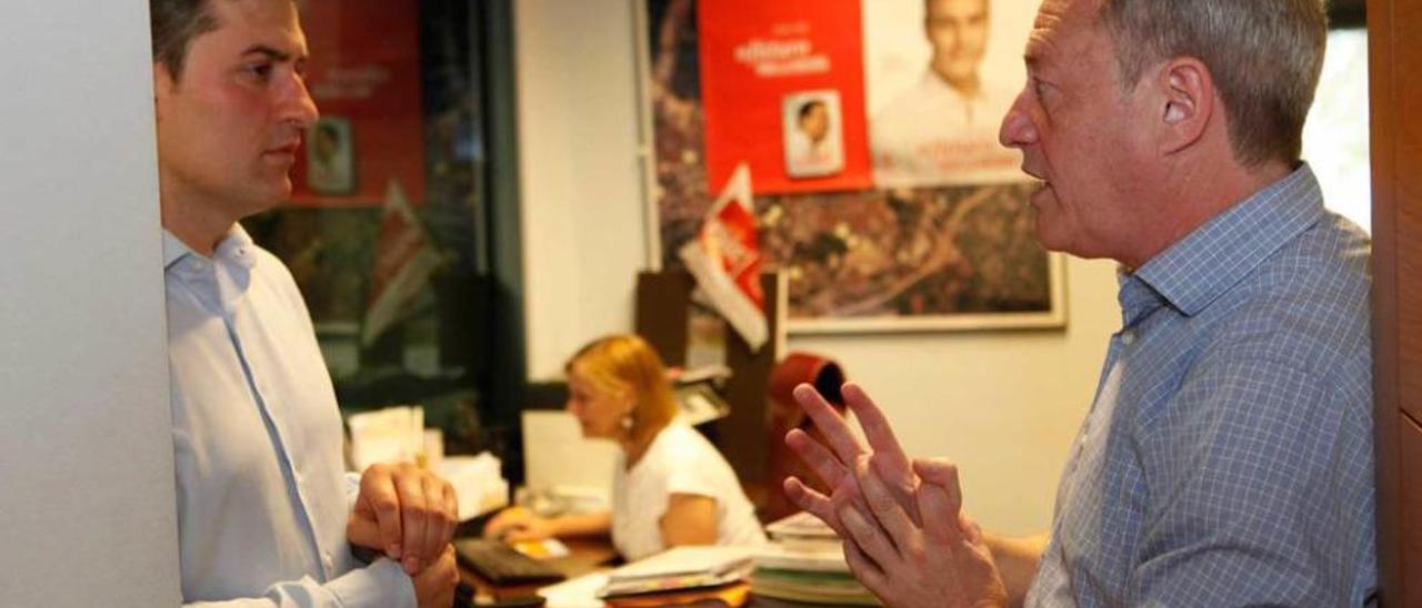 José María Pérez, portavoz del PSOE, y su homólogo de IU, Aurelio Martín, dialogando este lunes en el Ayuntamiento tras dar su valoración pública sobre los resultados electorales del domingo.