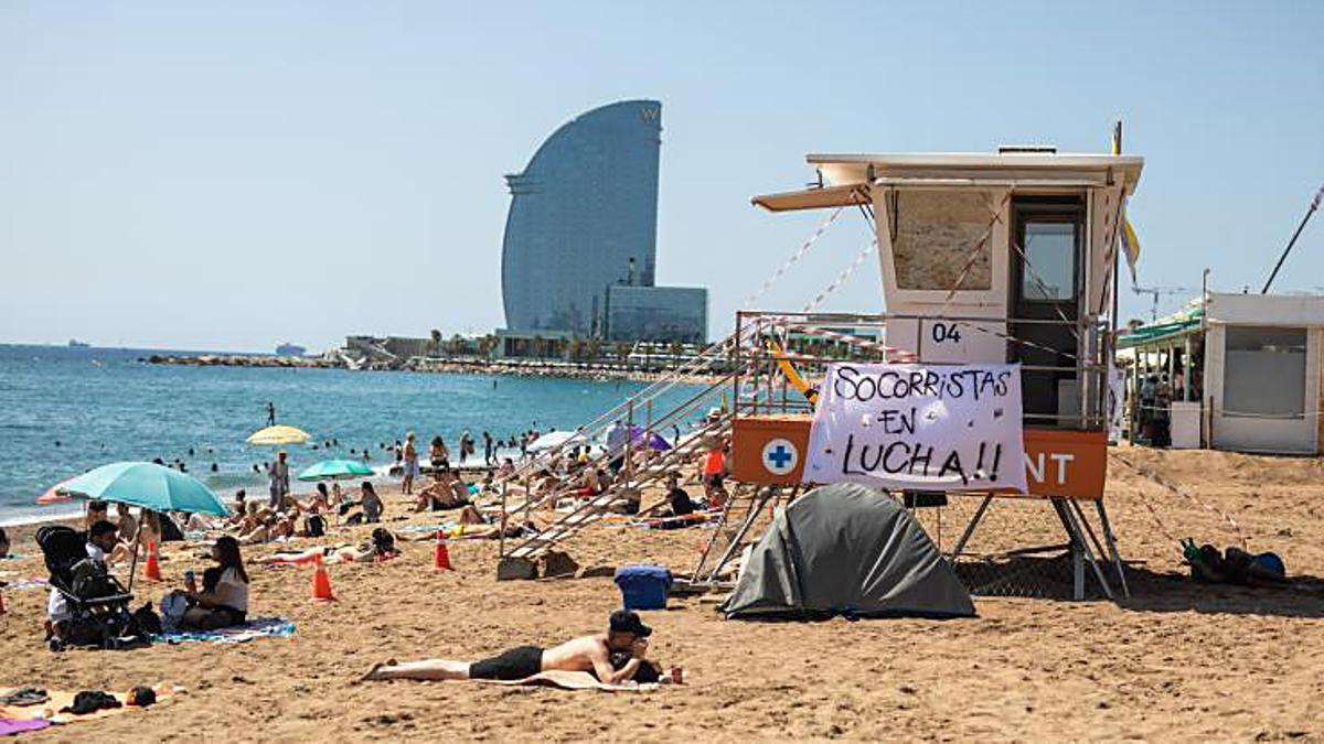 Huelga de socorristas, pancartas y bandera amarilla en las playas