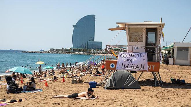 Huelga de socorristas, pancartas y bandera amarilla en las playas