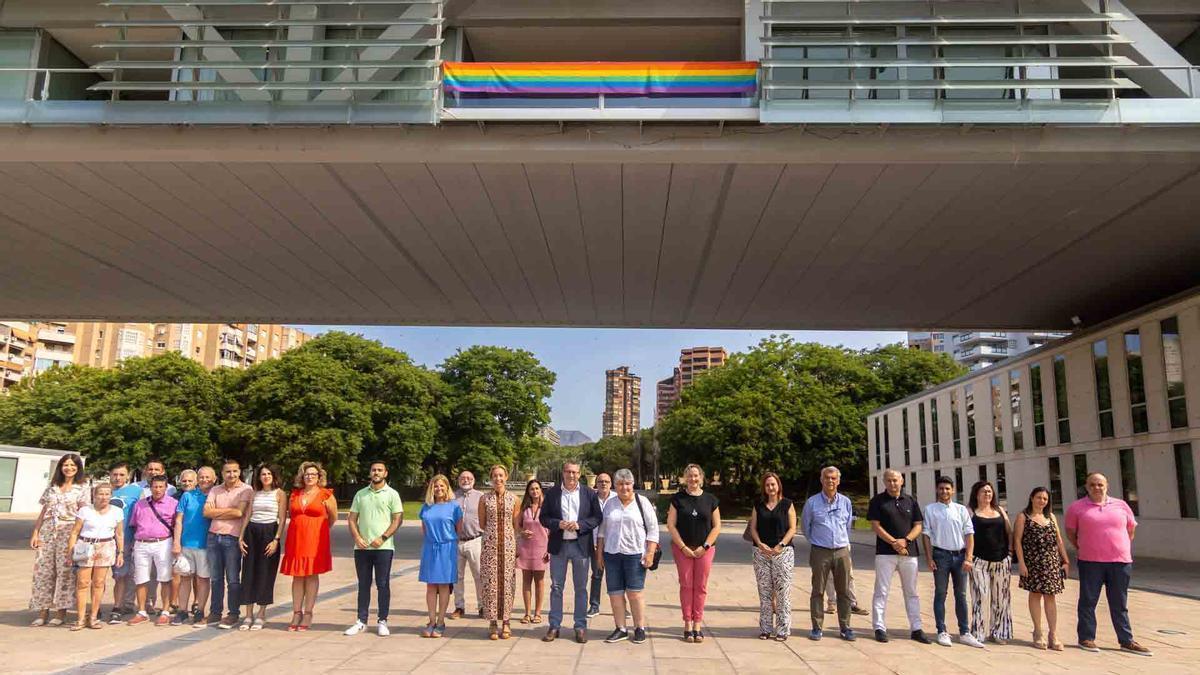 La pancarta con los colores del arcoíris en el Ayuntamiento de Benidorm, donde se ha leído un manifiesto.