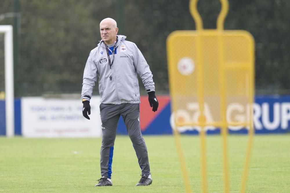 Luis César Sampedro dirigió a sus jugadores en un partido de once contra once en la ciudad deportiva de Abegondo.