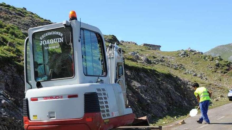 Dos operarios trabajan en las obras de una anterior mejora de la carretera del Angliru.