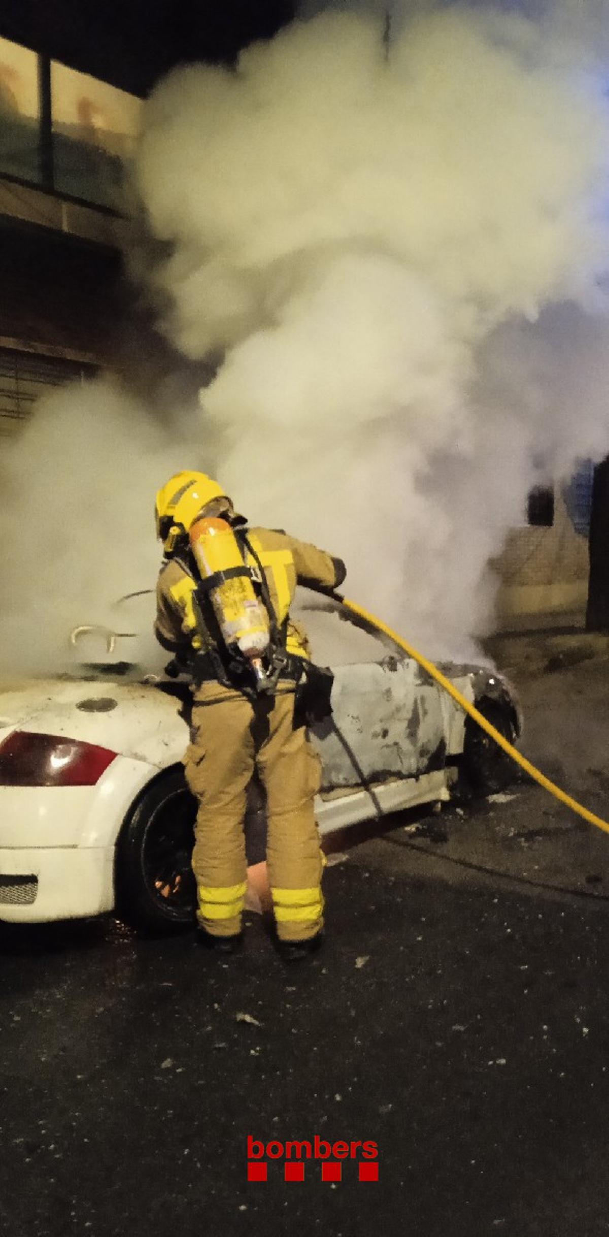 Un bomber en les tasques d'extinció del foc que ha cremat un vehicle a Sant Vicenç de Castellet